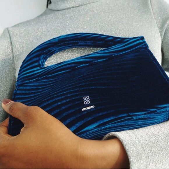 KOORELOO Petite Saline purse clutch in cobalt navy blue velvet crush crest - Picture 2 of 3